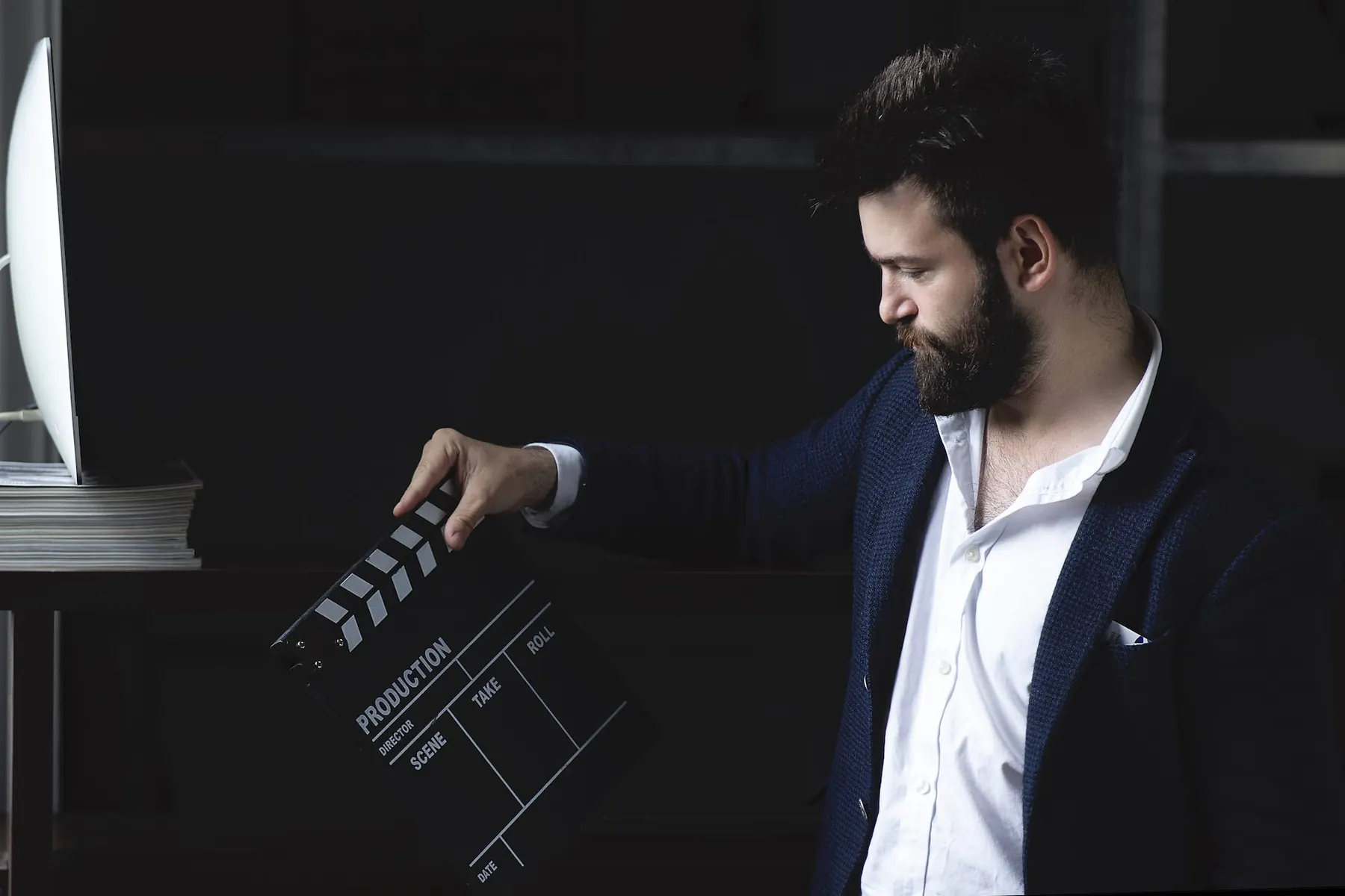 Tedy Necula cu o claquetă pe platou