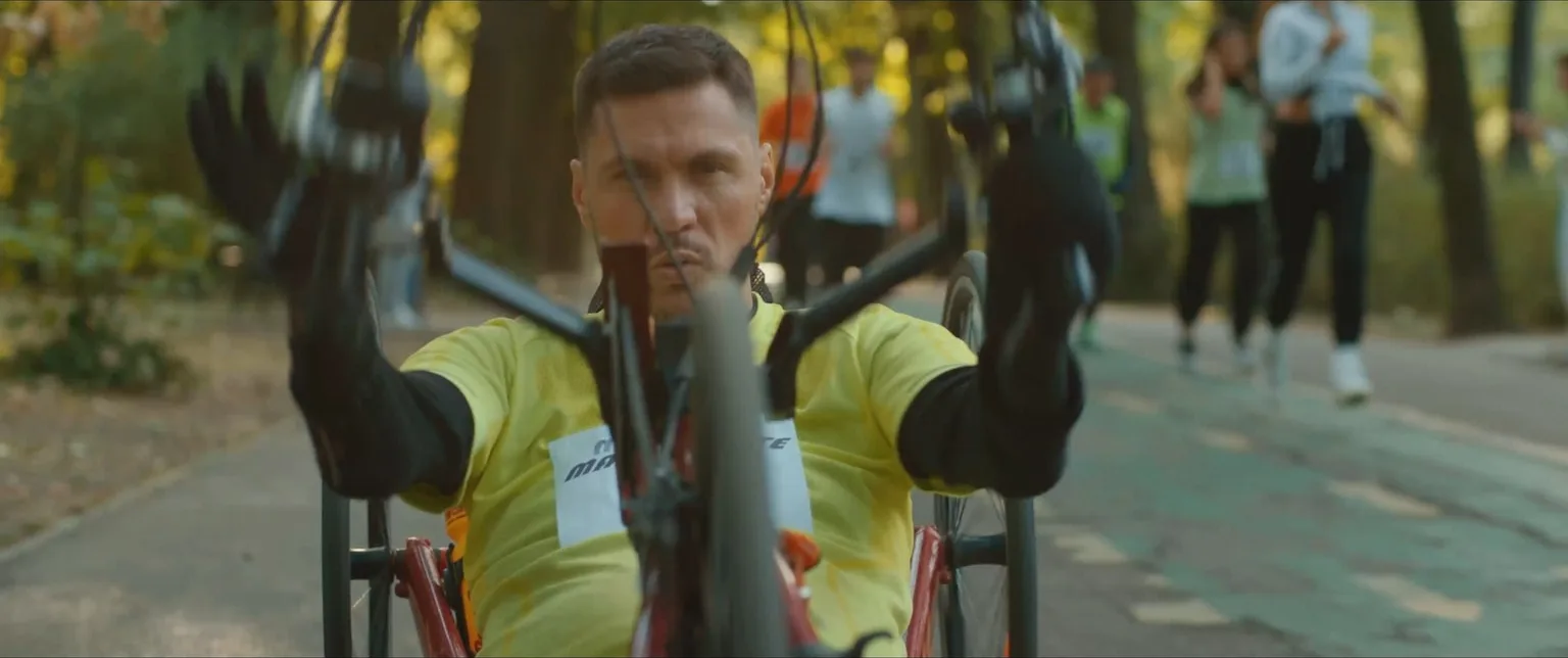 George Baltă la maraton, în filmul Mai departe